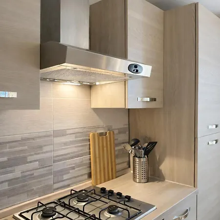 View And Private Garden House For 6