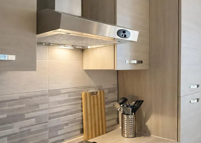 View And Private Garden House For 6