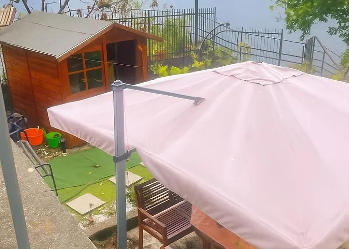 View And Private Garden House For 6