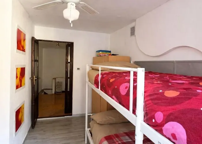 View And Private Garden House For 6 *