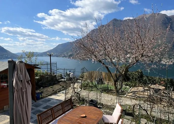 View And Private Garden House For 6