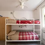 View And Private Garden House For 6