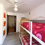 View And Private Garden House For 6 *