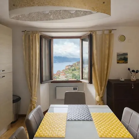 View And Private Garden House For 6