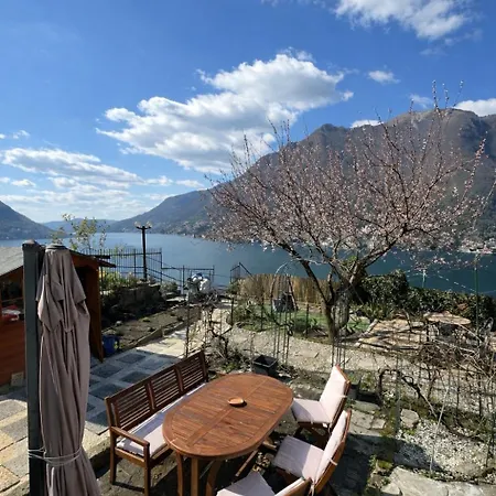 View And Private Garden House For 6
