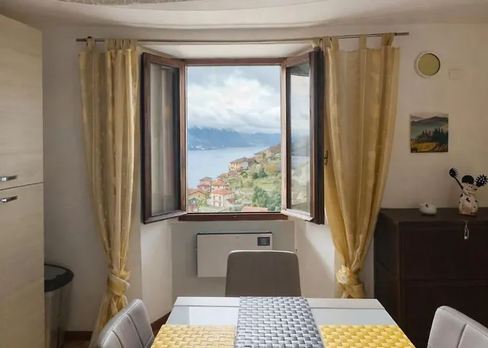 View And Private Garden House For 6