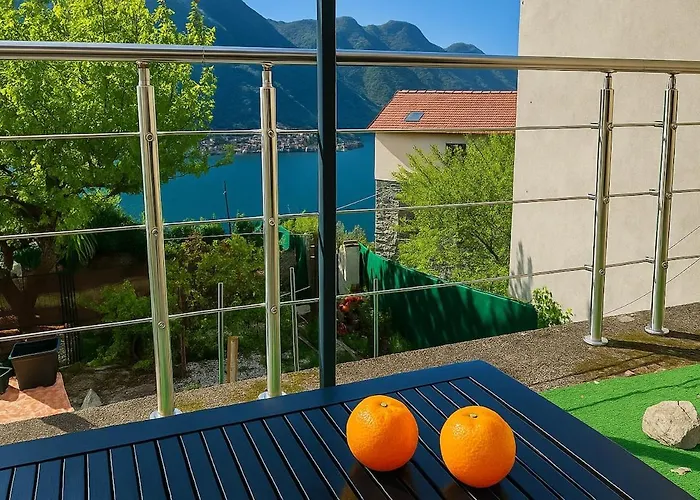 View And Private Garden House For 6