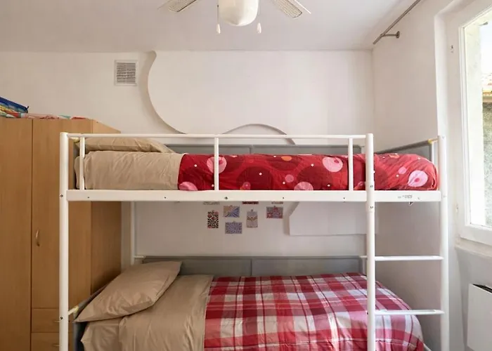 View And Private Garden House For 6