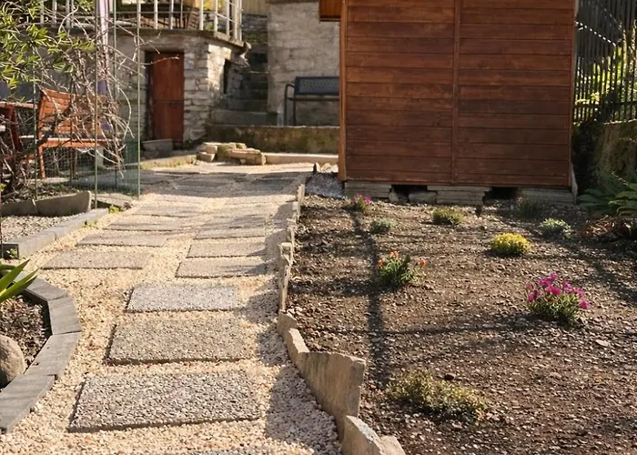 View And Private Garden House For 6 *