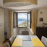 View And Private Garden House For 6