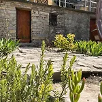View And Private Garden House For 6