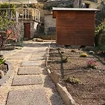 View And Private Garden House For 6 *