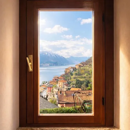 View And Private Garden House For 6