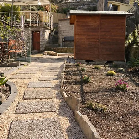 View And Private Garden House For 6 *